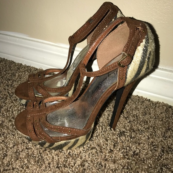 Women Heels - Picture 2 of 2